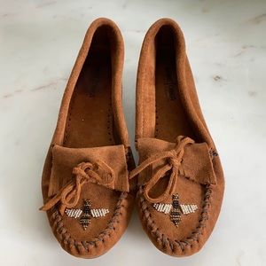 Tan Minnetonka Moccasins w/ Bee design size 9